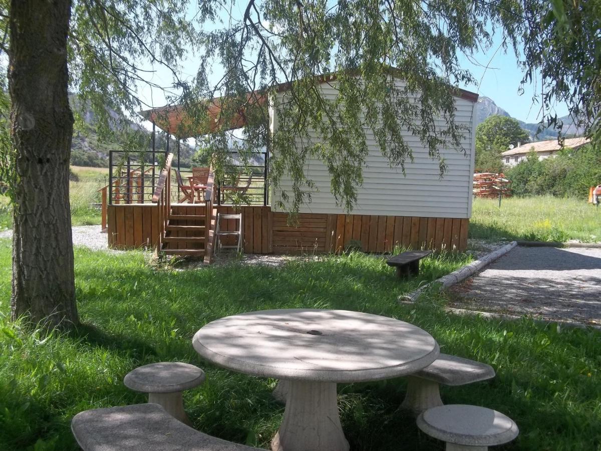 Bungalow Blieux Екстериор снимка